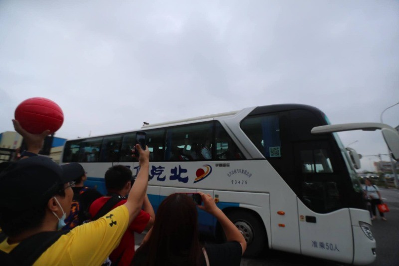 东京奥运场馆现现场火爆场面，球迷尽情欢呼的简单介绍